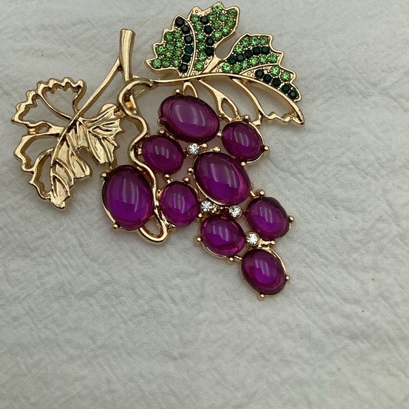 Ripe off the Vine Large Grape Brooch - Picture 2 of 3